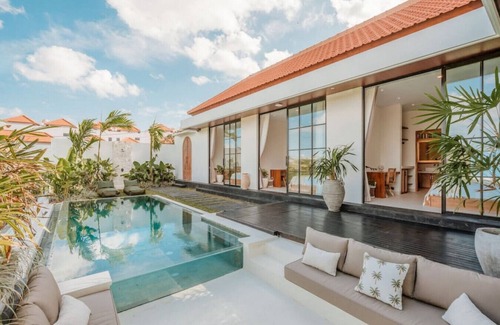 Batu Bolong House | New! 4BBR Villa - Private Pool, Central Location