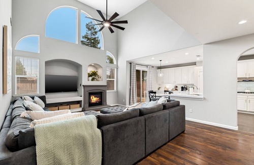 Oakdale House | *NEW 4BD Oakdale Retreat, Pool, AC, Sleeps 14, Newly Remodeled
