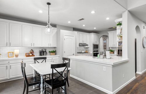 Oakdale House | *NEW 4BD Oakdale Retreat, Pool, AC, Sleeps 14, Newly Remodeled