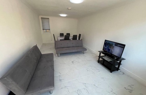 Addiscombe House | New 5-Bed & 4 bathroom House in Croydon