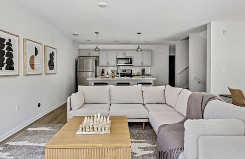 Uptown Condo | NEW 5 Bedroom Cityscape Sanctuary + Rooftop Deck