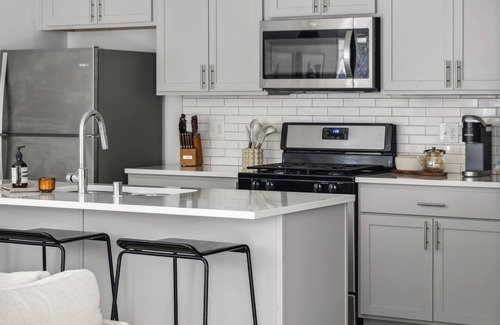 Uptown Condo | NEW 5 Bedroom Cityscape Sanctuary + Rooftop Deck