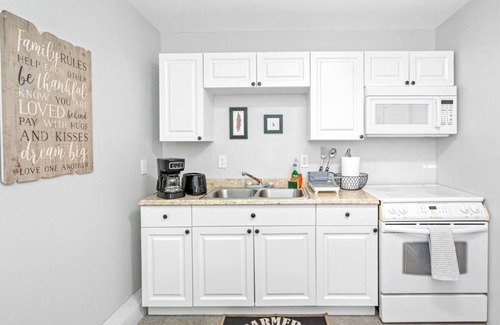 Oakford Park Apartment | New 506 · Hidden Gem Effiency Studio! Perfect Location.