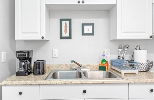 Oakford Park Apartment | New 506 · Hidden Gem Effiency Studio! Perfect Location.