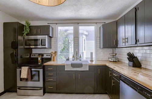 Bethany House | New 5BD Near UNL & DT - Poker Table & Games