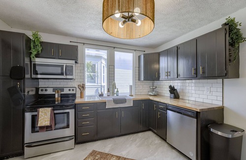 Bethany House | New 5BD Near UNL & DT - Poker Table & Games