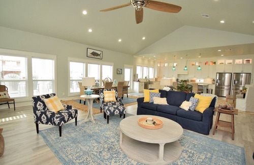 Crystal Beach House | New~ 6 Bedroom 5 bath ~ Pool and Spa ~ Beach Views~ Direct Beach Access