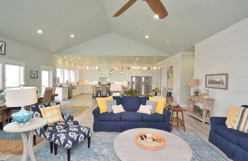 Crystal Beach House | New~ 6 Bedroom 5 bath ~ Pool and Spa ~ Beach Views~ Direct Beach Access