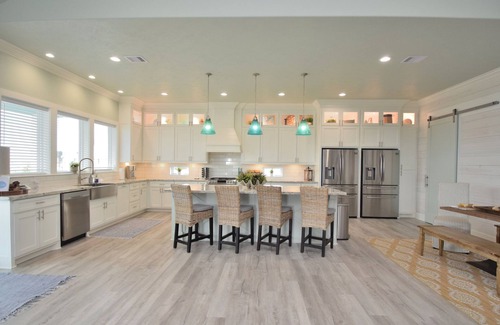 Crystal Beach House | New~ 6 Bedroom 5 bath ~ Pool and Spa ~ Beach Views~ Direct Beach Access