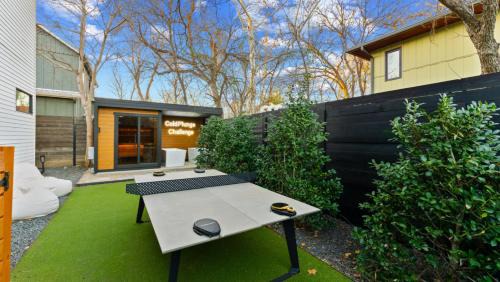 Zilker House | New 6 BR, 4.5B, Pool, Hot Tub, Cold Plunges, Outdoor Sauna, Bar, 9 TVs