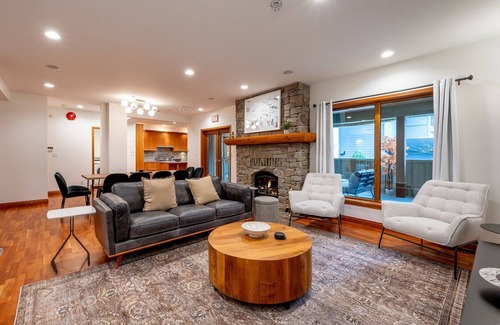 Alta Vista Apartment | New 8BD Chalet | Smart TV | Private hot tub | Wifi