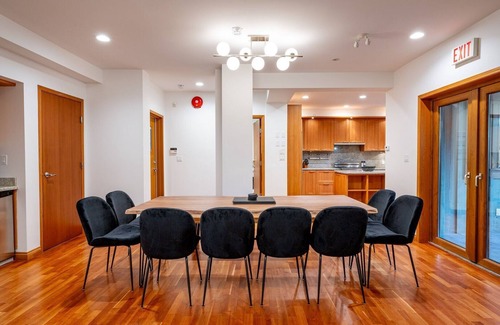 Alta Vista Apartment | New 8BD Chalet | Smart TV | Private hot tub | Wifi