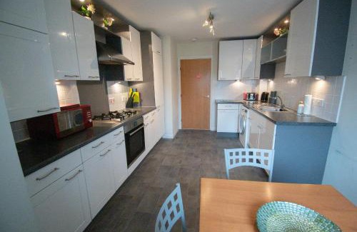Central Aberdeen Apartment | NEW Aberdeen Holiday Apartment - Entire Use