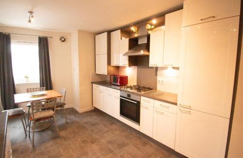 Central Aberdeen Apartment | NEW Aberdeen Holiday Apartment - Entire Use