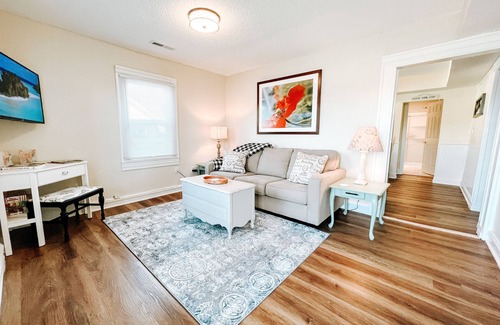 Columbia House | New! Adorable Central Columbia Bungalow, Steps from Farmer's Market!