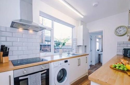 Newcastle-Under-Lyme House | NEW Albert House - 3 Bedroom