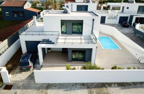 Sao Martinho do Porto Villa | New and modern 3 bedroom Villa with private heated pool near Nazaré