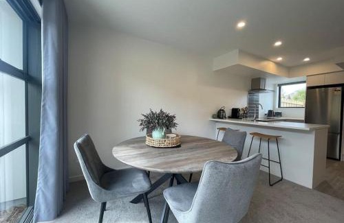 Spreydon Apartment | New And Serene Two Bedroom Townhouse Close to CBD