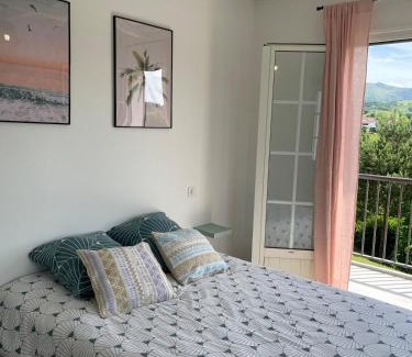 Espelette Apartment | New apartment, mountain view, Espelette, 1er etage
