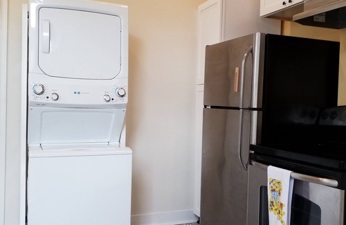 Broadmoor Apartment | New apt in center of New Orleans! Great location for travel nurse/professionals!