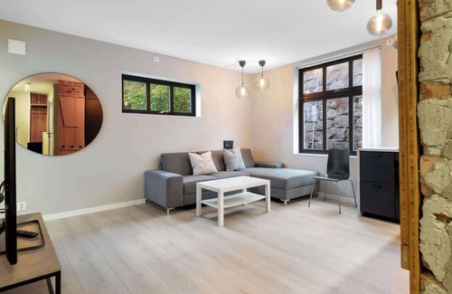 Arstad Condo | New Apt with heated flooring, fast WI-FI - smart-TV!
