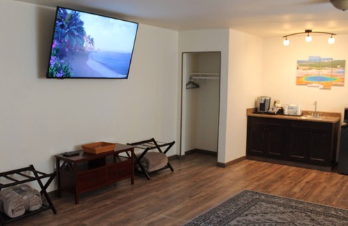 Gardiner Apartment | NEW! Arch Studio at Yellowstone Park Entrance- 2 Minute Drive to Park Entrance