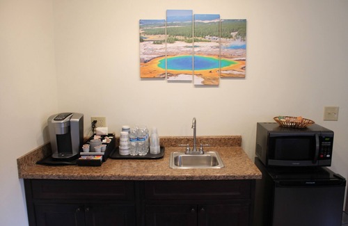 Gardiner Apartment | NEW! Arch Studio at Yellowstone Park Entrance- 2 Minute Drive to Park Entrance