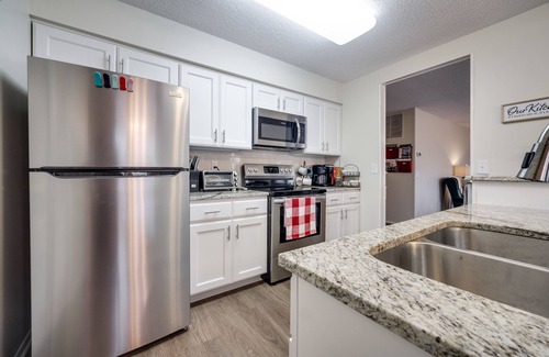 Bella Vista House | NEW! ⭐️Back deck w/views + 1 min ride to trails 🚲