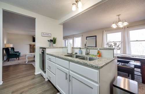 Bella Vista House | NEW! ⭐️Back deck w/views + 1 min ride to trails 🚲