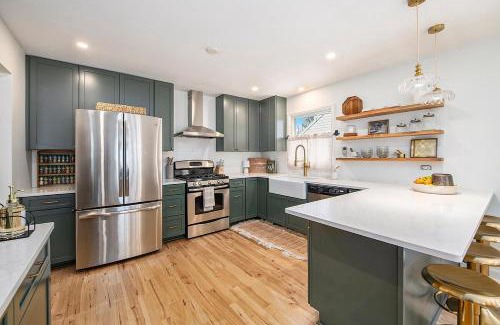 Sister Lakes House | New Beach front 5bd in Sister Lakes with Hot tub