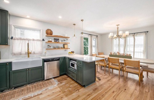 Sister Lakes House | New Beach front 5bd in Sister Lakes w/Hot tub