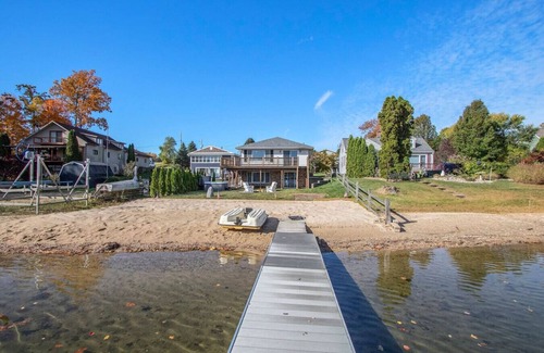 Sister Lakes House | New Beach front 5bd in Sister Lakes w/Hot tub