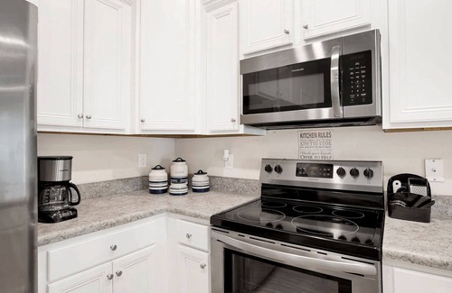 Bellview House | "NEW Beach Home" Mins to Hospital & PNS Airport! 20 min to Hiking/Parks.
