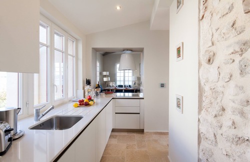 Antibes Old Town House | 👍 New 🏖️ - Beautiful House 1100SqFt with Full Sea View Terrace. 🌞