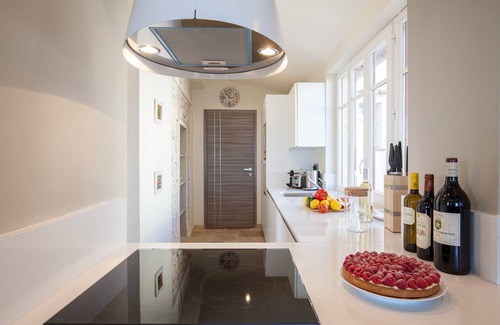 Antibes Old Town House | 👍 New 🏖️ - Beautiful House 1100SqFt with Full Sea View Terrace. 🌞