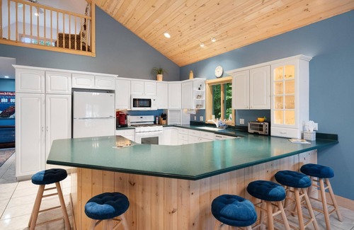 Petoskey House | *NEW* Beautiful Pickerel Lake Home! Friday to Friday in the summer!