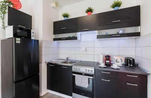 Csarnok negyed Apartment | New Blue Danube Apartment with Balcony and Parking