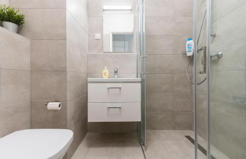 Csarnok negyed Apartment | New Blue Danube Apartment with Balcony and Parking