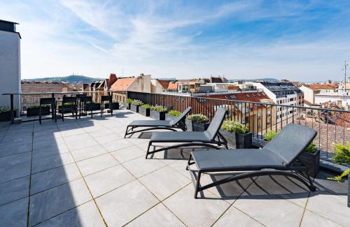 Csarnok negyed Apartment | New Blue Danube Apartment with Balcony and Parking
