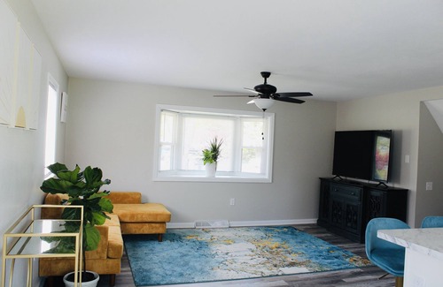 Bedford House | NEW Bright and Modern 3BR Home/Conveniently Location/Toledo