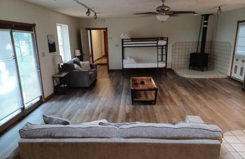 Baker Street Apartment | ~New~ Bright and Spacious Back House