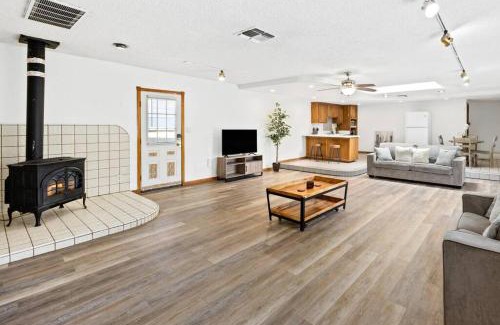 Baker Street Apartment | ~New~ Bright and Spacious Back House