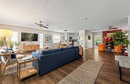 Crystal River House | NEW-Bring Your Boat-Family Fun Oasis-Near Springs-Huge Yard-Game Room-Spa-EV