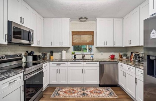 Crystal River House | NEW-Bring Your Boat-Family Fun Oasis-Near Springs-Huge Yard-Game Room-Spa-EV