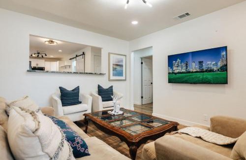 Sweetbriar House | New Build, Big Group Sleep 7, Comfy Beds, Rain Shower, SoCO Best Eateries