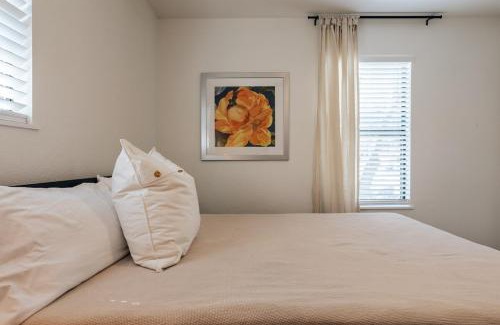 Sweetbriar House | New Build, Big Group Sleep 7, Comfy Beds, Rain Shower, SoCO Best Eateries