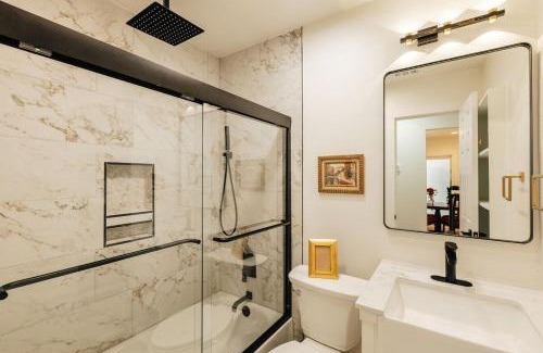 Sweetbriar House | New Build, Big Group Sleep 7, Comfy Beds, Rain Shower, SoCO Best Eateries