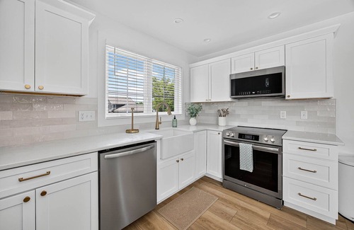 Wooded Estates House | New Build- Carriage House. 1 bedroom, den, kitchen. Half mile to ND. Sleeps 4/5