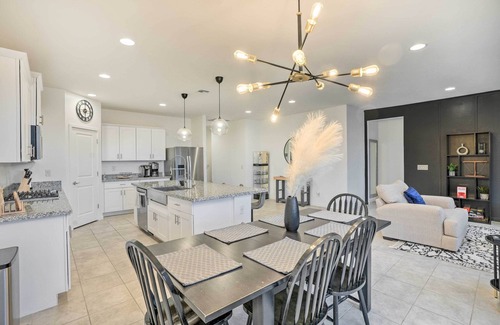 Glendale House | New-Build Glendale Home w/Hot Tub + Putting Green