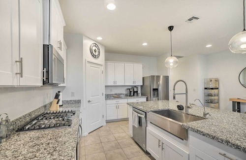 Glendale House | New-Build Glendale Home w/Hot Tub + Putting Green